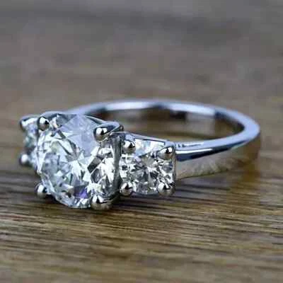 Anillo de compromiso de tres piedras de diamantes de corte redondo cultivado en laboratorio E VS1 3,50 quilates platino Foto 1 de 4