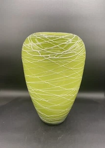 Vetro di Murano verde intenso grande con vortice bianco rialzato all’esterno 13” x 8” - Foto 1 di 5