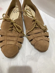 Isaac Mizrahi Live 8.5 M Comfort Flat Lace Up Suede Like Tan Shoes NWOTS No Box - Picture 1 of 12