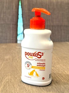 Douxo S3 Pyo Shampoo, contiene 3% clorexidina e 0,5% ofitrium 6,7 once (200 ml) - Foto 1 di 4