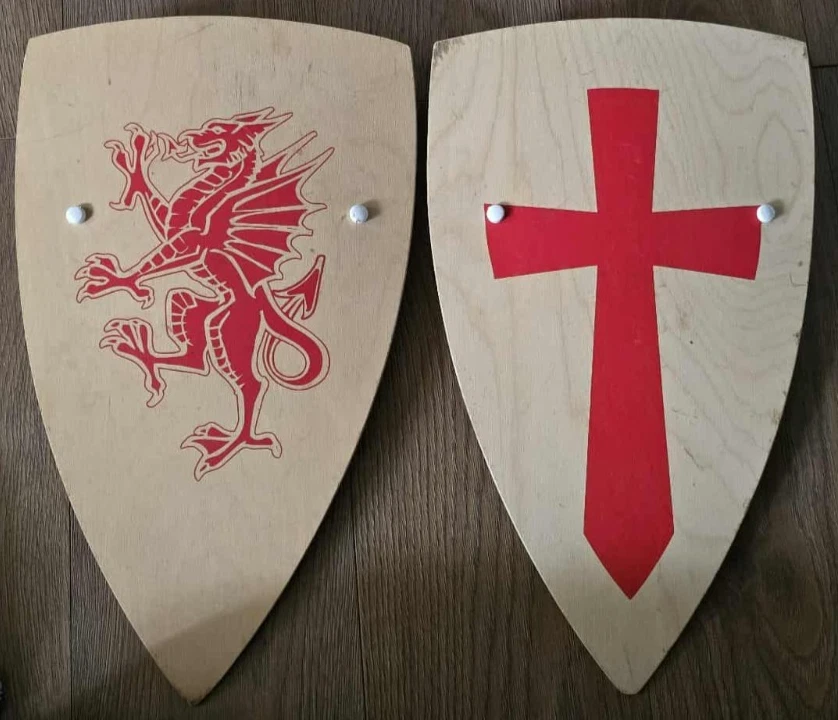 Escudos de madera vintage Rey Ricardo, Cruzada de San Jorge niños juguete caballero medieval Foto 1 de 4