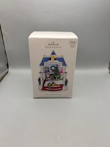 2011 Hallmark Keepsake Ornament "Santa Comes to Town" Magic Light Sound Motion - Picture 1 of 11