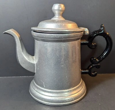 老式 Wilton Armetale Plough Tavern RWP Pewter 咖啡壶铰边盖美国 36 盎司 — 第 1/4 张图片