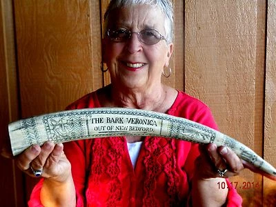 Scrimshaw REPRODUCCIÓN Colmillo de Morsa la "CORTEZA VERÓNICA" 18 pulgadas de largo Foto 1 de 4