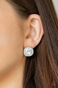 Paparazzi Bling Tastic weiße Ohrstecker  - Bild 1 von 3