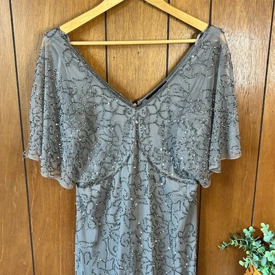 Vestido Formal Largo de Noche JKARA Gris Con Cuentas Manga Acampanada Cuello en V Talla 10 Foto 1 de 4