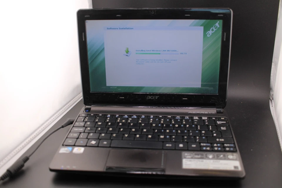 Acer Aspire One D257 Notebook 10.1" Intel Atom Windows 7 1GB Memory 250GB HDD - Image 1 of 4