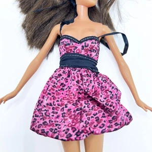 R9881 Wild Fashionistas Wave 1 Barbie Puppenkleid schwarz rosa Animal Print 🔴 - Bild 1 von 3