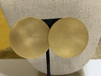 Brincos redondos grandes em bétula tory folheada a ouro escovado? - Imagem 1 de 4