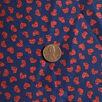 Tela de algodón con estampado pequeño de corazones rojo azul BTY Foto 1 de 4
