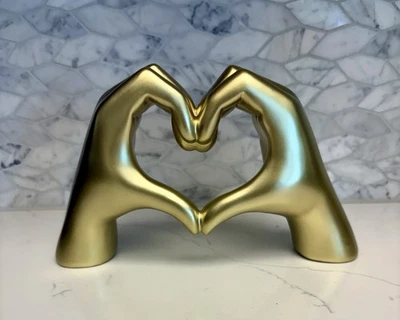 Escultura de manos de corazón dorado, te amo estatua de mano - Taylor Swift  Foto 1 de 4