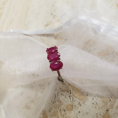 African Ruby  Sterling Silver, Trilogy ring - size K, 5 - Image 1 of 4