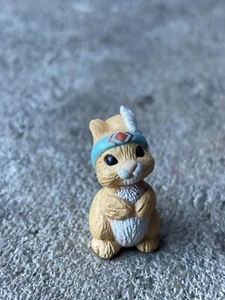 Hallmark Merry Miniature 1994 coniglietto indiano nativo americano QFM8353 con etichetta BELLO - Foto 1 di 5