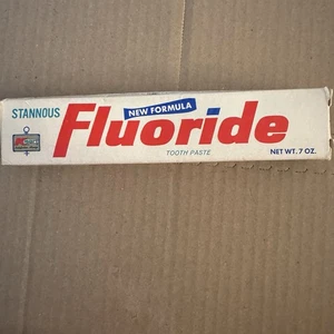 Dentifricio al fluoro Stannous vintage full size 7 oz tubo di metallo Kmart NOS anni 70 - Foto 1 di 6
