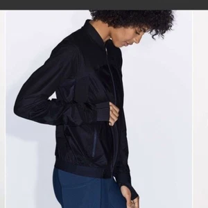 NWT Lululemon Run On Jacket Black windbreaker with mesh inserts Size 4 - Picture 1 of 13