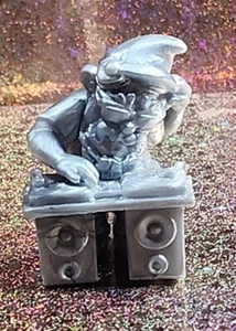 Gnomies Dee Jay Mini PVC Figure Silver Variant BVP Vending Charm Prize Toy Lego - Picture 1 of 5