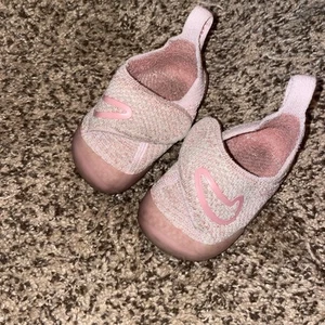 •NIKE•Bebé Bebé/Bebé Talla 4C•Rosa/Plateado•Zapatos de gancho y bucle•¡Tan lindos!! - Imagen 1 de 9