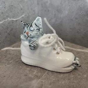 Gattino addormentato gatto in sneakers statuina miniatura topo porcellana usato in ottime condizioni - Foto 1 di 8