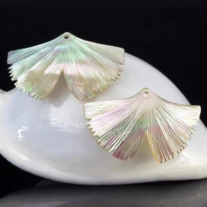 Coppia orecchini foglia ginkgo naturale iridescente turbo shell intaglio fatto a mano 3,12g - Foto 1 di 12