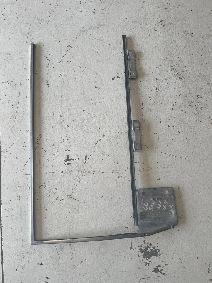 AMC Rambler 1966-69 techo rígido Rogue SC/Rambler marco de ventana lateral del pasajero y pista Foto 1 de 1