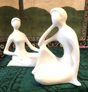 Skulptur Dekofigur  2tlg. Mann & Frau sitzend Weiß Glanz Pro Stück Jetzt € 80 - Bild 1 von 9