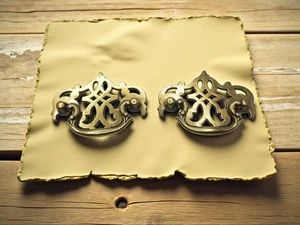 Juego de 2 tiradores de cajón ornamentados con mango oscilante de latón vintage - Imagen 1 de 8