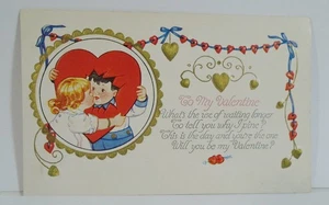 Encantadora postal antigua de San Valentín con corazón de papel besando niño niña  - Imagen 1 de 2