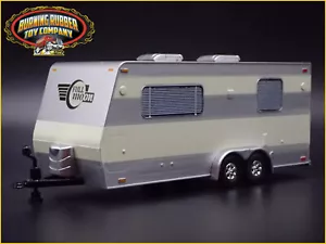 MODERNO CAMPER RIMORCHIO CON GANCIO SCALA 1:64 LIMITATO COLLEZIONE DIORAMA MODELLINO AUTO - Foto 1 di 9