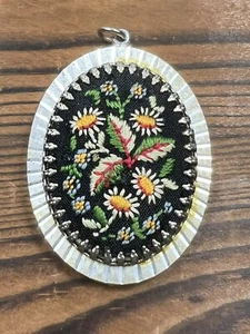West Germany bestickte Brosche silberfarben Blumen auf schwarzem Hintergrund Vintage - Bild 1 von 7