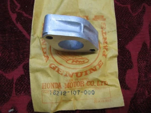 NOS Honda SL100 OEM Carburador Admisión Colector Aislador Brida 16212 107 000 - Imagen 1 de 2