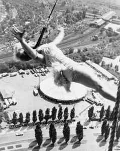 Acrobacias aéreas sobre el circo Sarasani de colección 8x10 reimpresión de foto antigua - Imagen 1 de 1