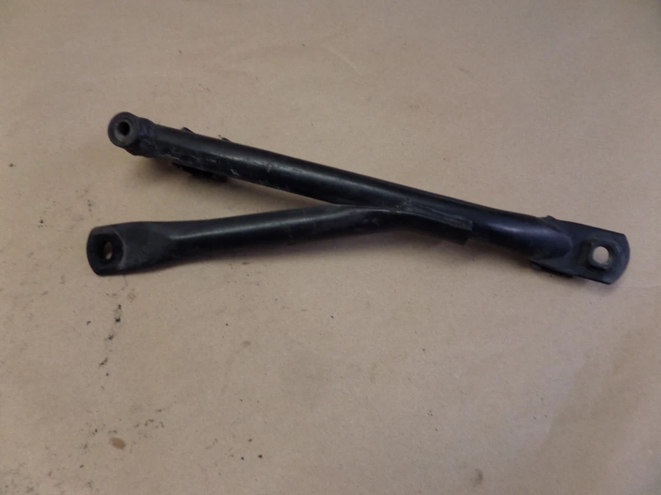 Yamaha XVS1100 V-STAR 2007 montaje del cuadro trasero derecho Foto 1 de 1