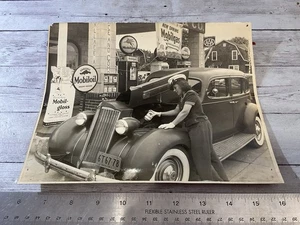 ORIGINAL WWII ERA C.1941 PHOTO WOMAN NY GAS STATION ATTENDANT AT WORK MOBIL - Picture 1 of 4
