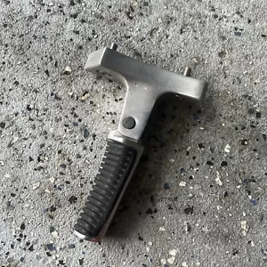 05 Suzuki VL 1500 C90 Boulevard Right rear back passenger foot rest Peg mount - Bild 1 von 9