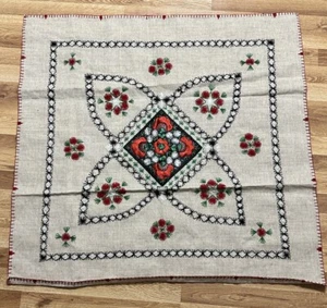 Nappe vintage en lin brodé rouge vert noir motif géométrique floral - Photo 1/8
