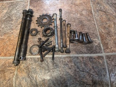 Yamaha RT1 360 Enduro Tornillo Eje Motor Montaje Pernos Piñón Lote Foto 1 de 4