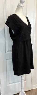 Vestido de seda Twelfth Street de Cynthia Vincent (Anthropologie) mediano minimalista LBD Foto 1 de 4