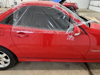01-04 MERCEDES SLK230 PASSENGER RIGHT FRONT DOOR MAGMA RED 586U - Imagem 1 de 4