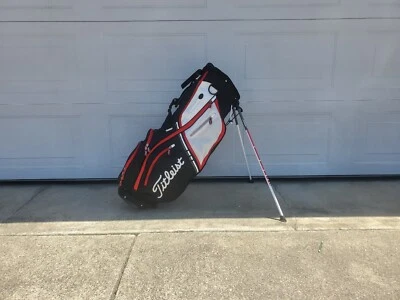 Bolsa de golfe Titleist Players 4 Plus - Preta, vermelha e branca - Bolsa de transporte  - Imagem 1 de 3