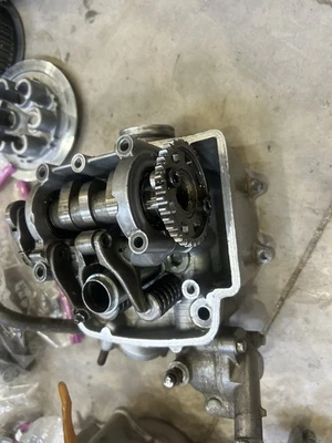 2005 04-05 TRX450R TRX450 OEM Engine Top End Cylinder Head Valve Train In/Ex - Image 1 of 2