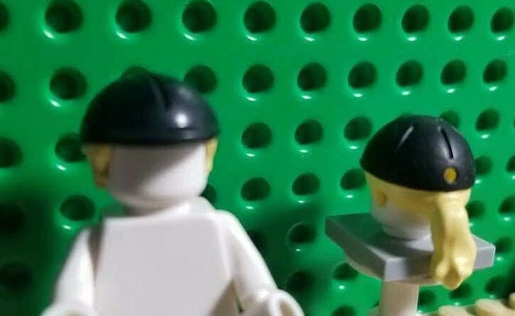 LEGO Minifigura Amigos Cabalgata Sombrero Gorra con Pelo Rubio Amarillo Cola de Caballo Foto 1 de 1