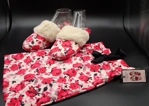 Pantuflas de piel sintética satinada Victoria's Secret / diseño floral rojo talla ""M"" 7-8 nuevas con etiquetas - Imagen 1 de 24