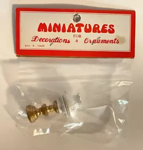 Miniature vintage per decorazioni e ornamenti metallo casa delle bambole lampada da tavolo Taiwan - Foto 1 di 5