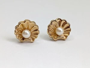 Vtg 14K Yellow Gold MB Meier Brothers Ribbed Shell Pearl Post Earrings - 0.92g - Picture 1 of 13