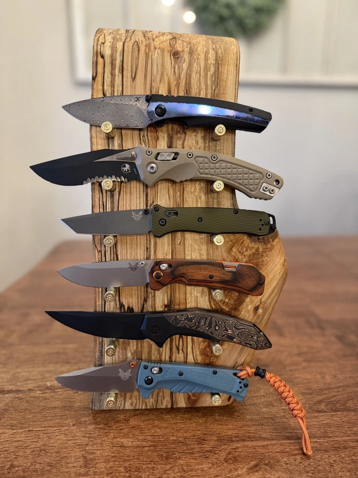 Soporte de exhibición de cuchillo de arce dividido o montado en la pared. Grabado láser disponible.  Foto 1 de 4