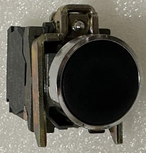 PULSADOR SCHNEIDER TELEMECANIQUE NEGRO MONTAJE EMPOTRADO ZB4BH02 ZB4-BZ009 ZBE-101 - Imagen 1 de 3