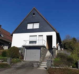 Wohnhaus in 37520 Osterode OT Freiheit, freistehend mit Garten und Garage - Bild 1 von 5