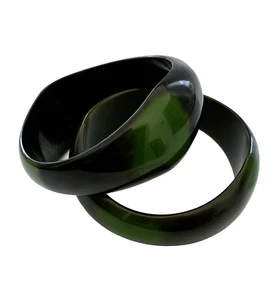Par de pulseras brazaletes asimétricas de acrílico verde oscuro y negro vintage de la década de 1980 - Imagen 1 de 5