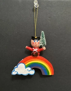 Vintage 70er Jahre Spielzeugsoldat auf Regenbogen mit beflocktem Christbaumschmuck - Bild 1 von 24