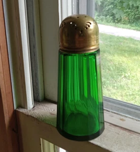 PRETTY EMERALD GREEN 1890s CUT 12 PANELED SALT OR SUGAR SHAKER WITH BRASS LID - Picture 1 of 9